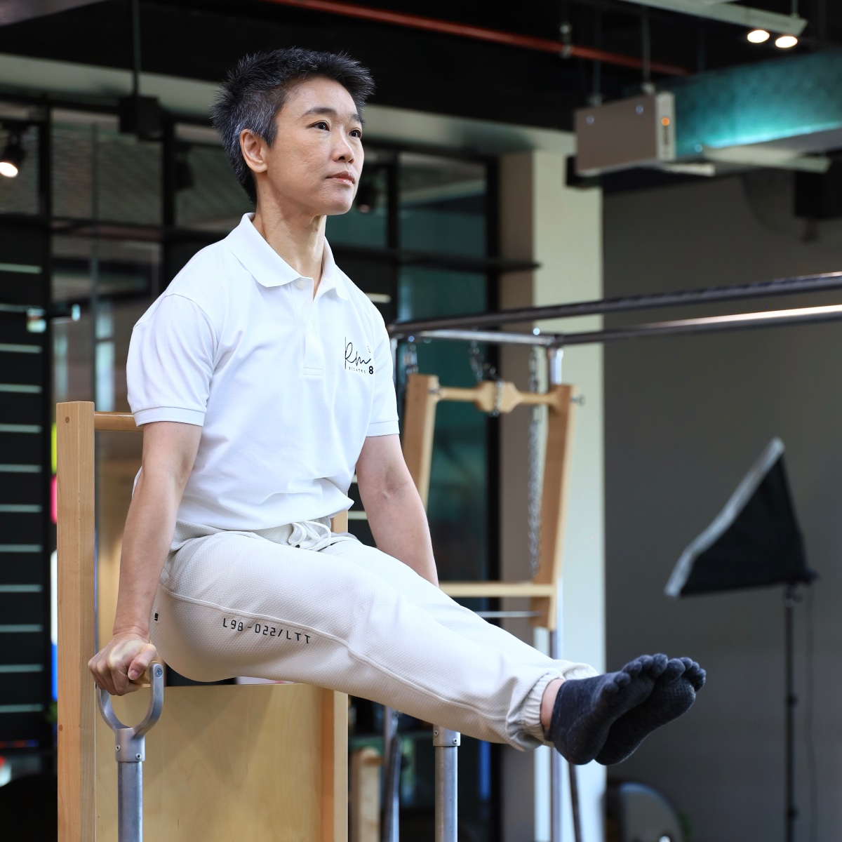 Hand holding a Reformer spring — the principle of control